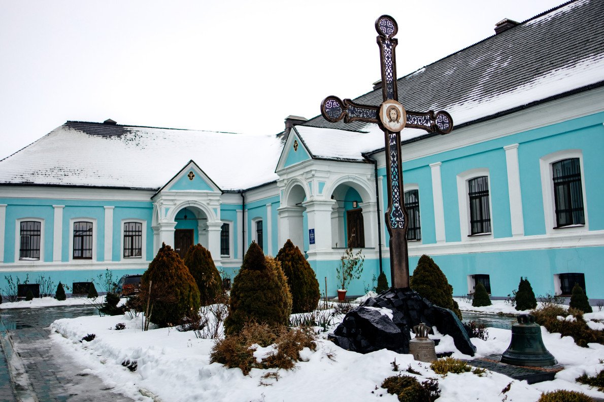 У дворі єпархії - хрест, котрого замінили у 1993 році