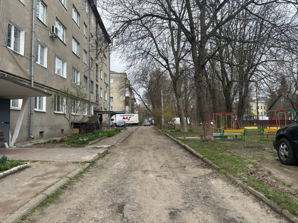 вул. Потебні, 46, 48.