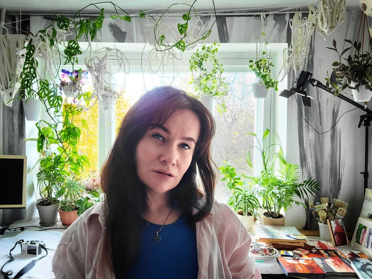 «Моє вікно — це картина перед очима, яка щодня змінюється». Наталія Сацик у майстерні вдома.