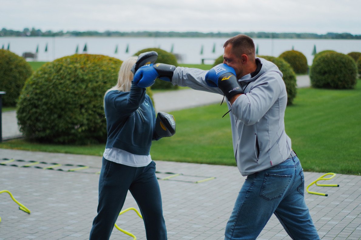 Боксерка Світлана Васькевич та ветеран. Фото: U+ System Боксерка Світлана Васькевич та ветеран. Фото: U+ System