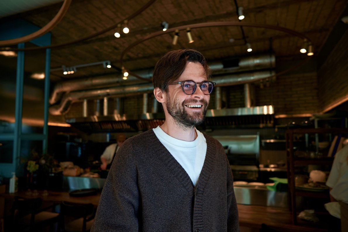 Зустрічаємося з Левком в одному з останніх реалізованих проєктів у Луцьку — ресто-кафе «Стожари».