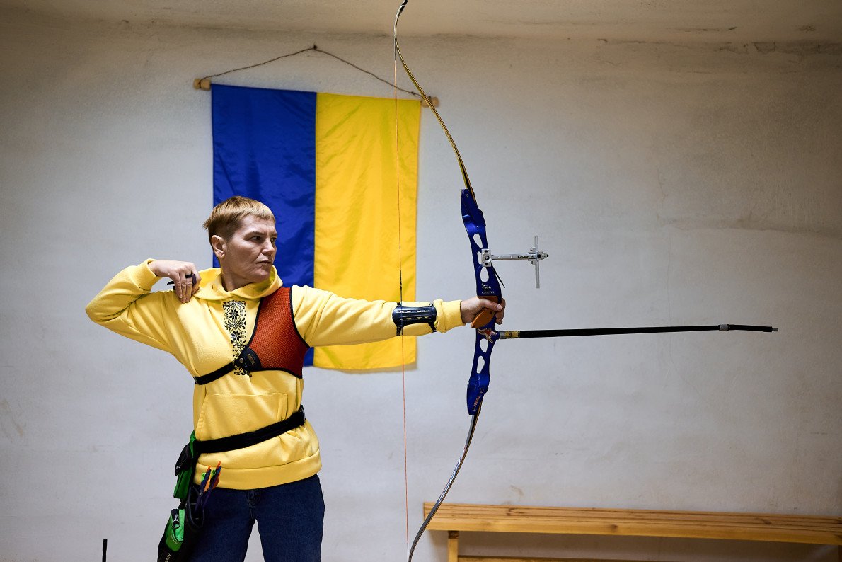 Січень 2025. Ветеранка Алла Сенченко, яка пережила полон, займається стрільбою з лука та готується до змагань. Січень 2025. Ветеранка Алла Сенченко, яка пережила полон, займається стрільбою з лука та готується до змагань.