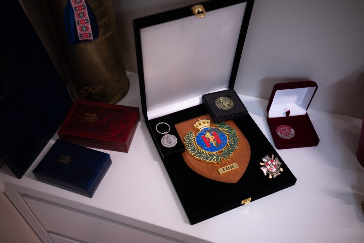 Пам'ятний знак, переданий керівництвом навчального центру та командуванням медичних сил Нідерландів, де стажувалася Ольга Остапчук. Пам'ятний знак, переданий керівництвом навчального центру та командуванням медичних сил Нідерландів, де стажувалася Ольга Остапчук.