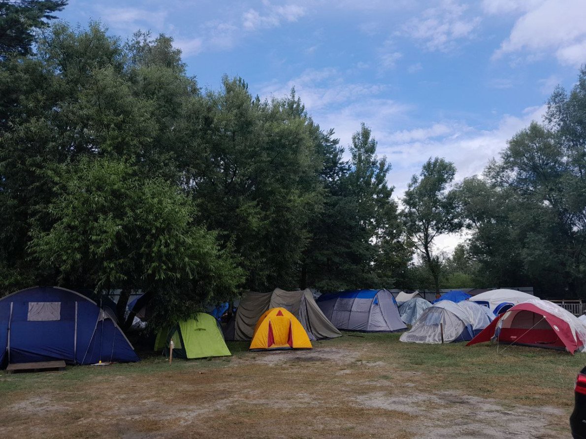 Частина волонтерів і гостей проживає в наметах, але охочих приїхати сюди це не зупиняє Частина волонтерів і гостей проживає в наметах, але охочих приїхати сюди це не зупиняє