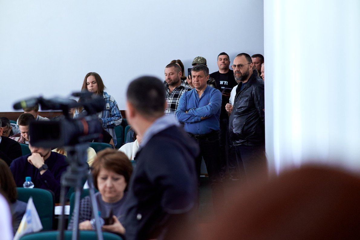 Очільник департаменту економічної політики Борис Смаль (у синій сорочці). Знавці сказали би, що його мова тіла свідчить про закритість. Очільник департаменту економічної політики Борис Смаль (у синій сорочці). Знавці сказали би, що його мова тіла свідчить про закритість.