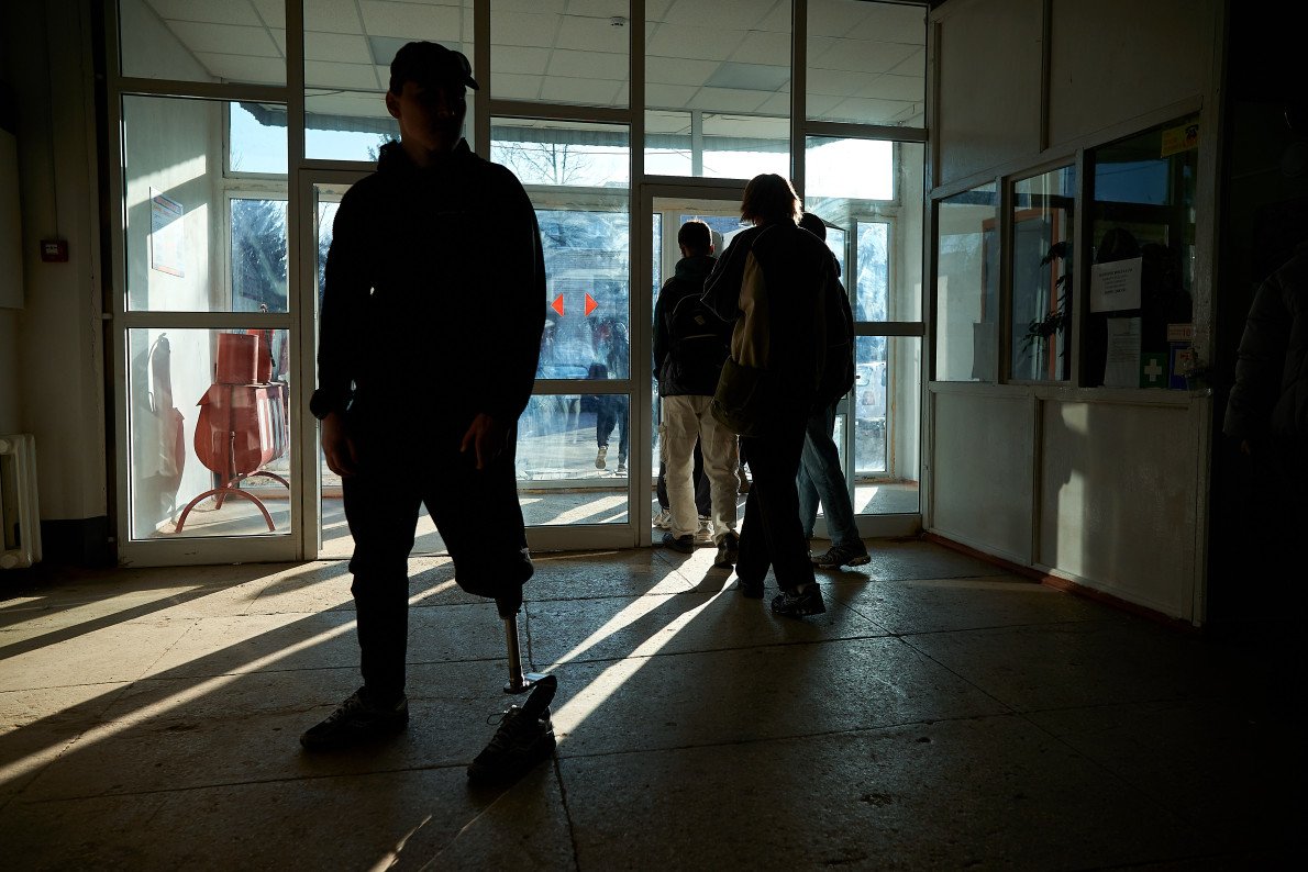 У студентів коледжу перерва між парами у другу зміну. В коридорі галасують, жартують і розбігаються у справах.