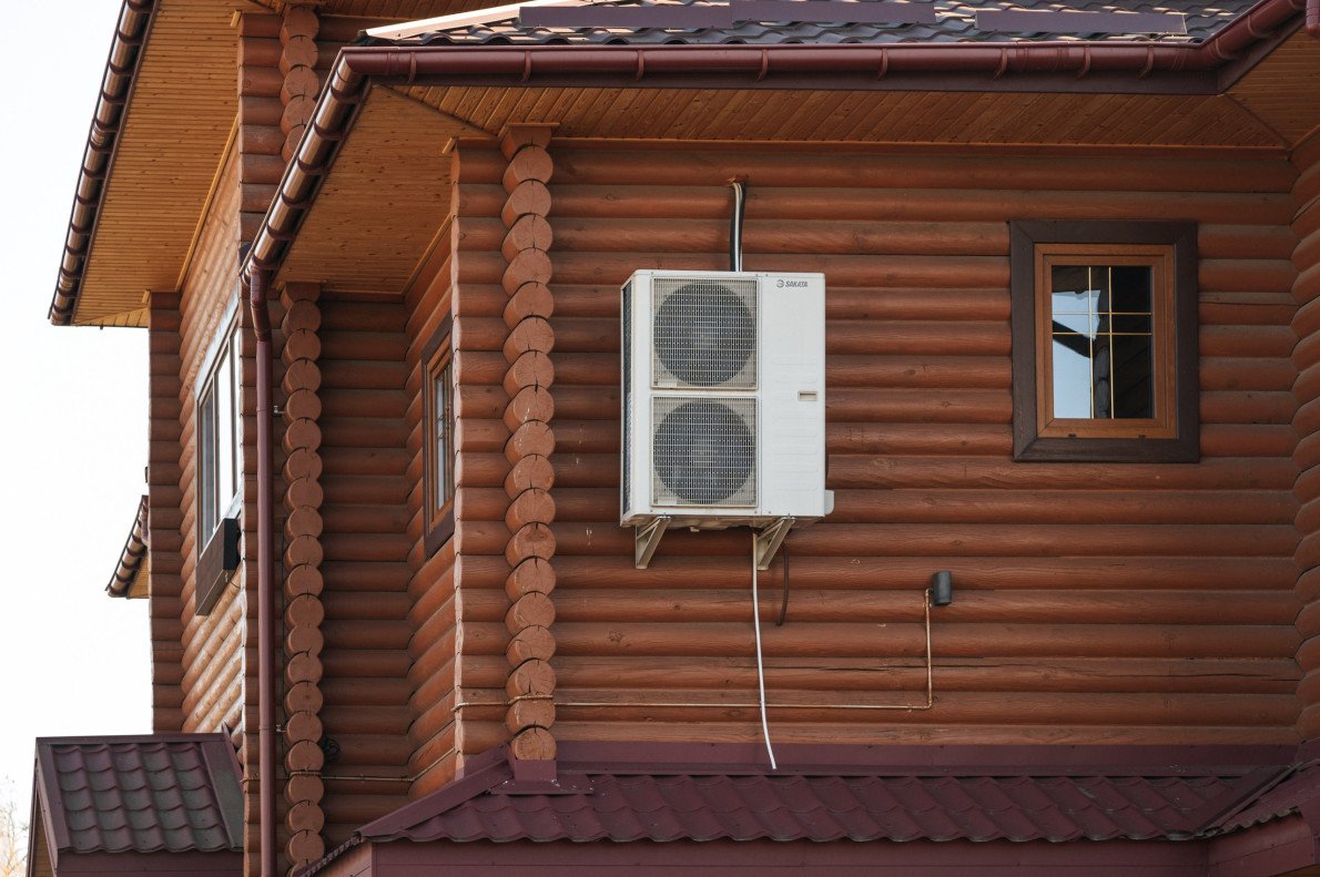 Побутові кондиціонери, хаотично розвішані просто на головному фасаді, паплюжать вигляд споруди.