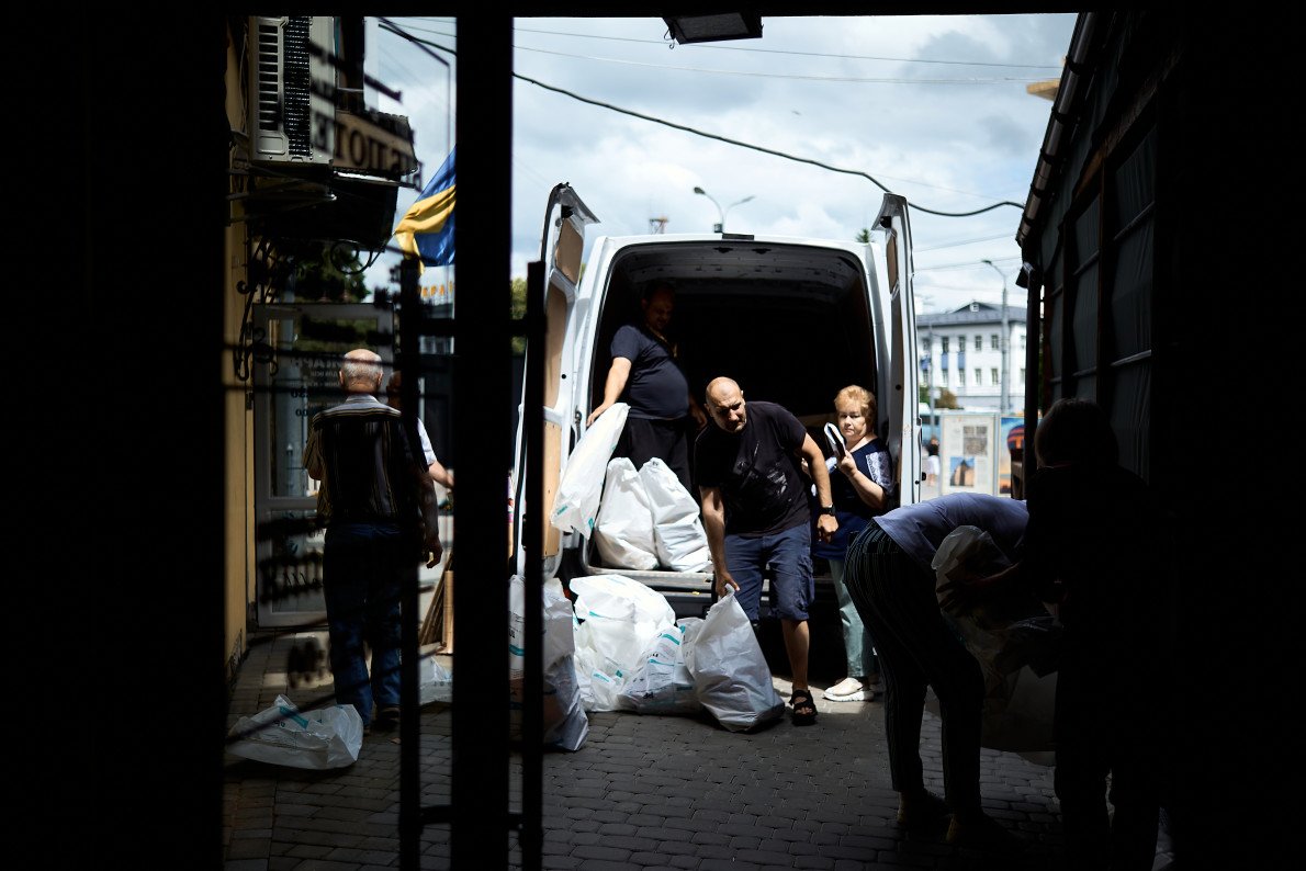 Липень 2024. Бібліотека для юнацтва списала понад 30 тисяч російських книг. Ще понад 5 тонн російськомовних видань на макулатуру принесли читачі з власних збірок. Отримані кошти передали волонтерському проєкту «Меценати для солдата», який підтримує бійців Збройних сил України. Липень 2024. Бібліотека для юнацтва списала понад 30 тисяч російських книг. Ще понад 5 тонн російськомовних видань на макулатуру принесли читачі з власних збірок. Отримані кошти передали волонтерському проєкту «Меценати для солдата», який підтримує бійців Збройних сил України.