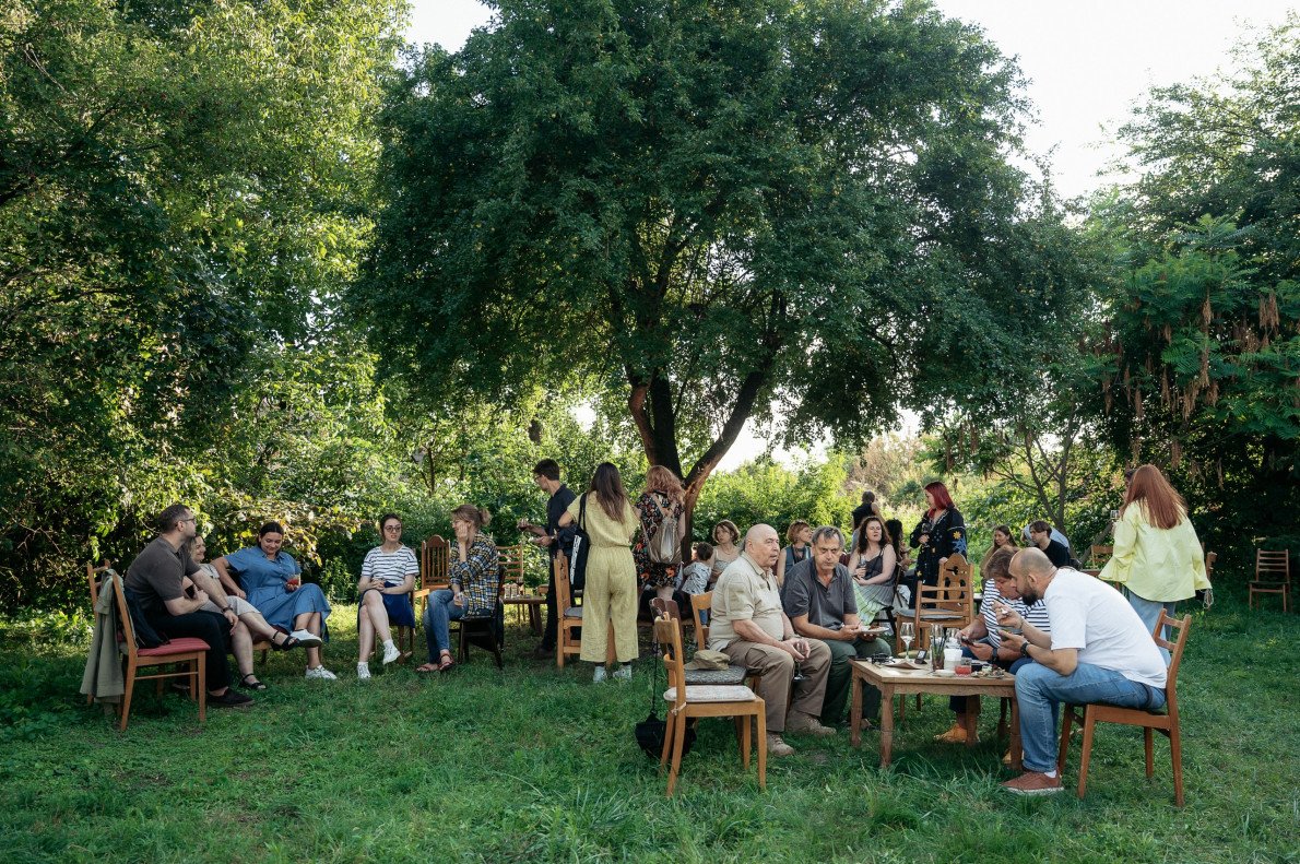 Двір з фруктовими деревами біля будинку Покальчуків. 