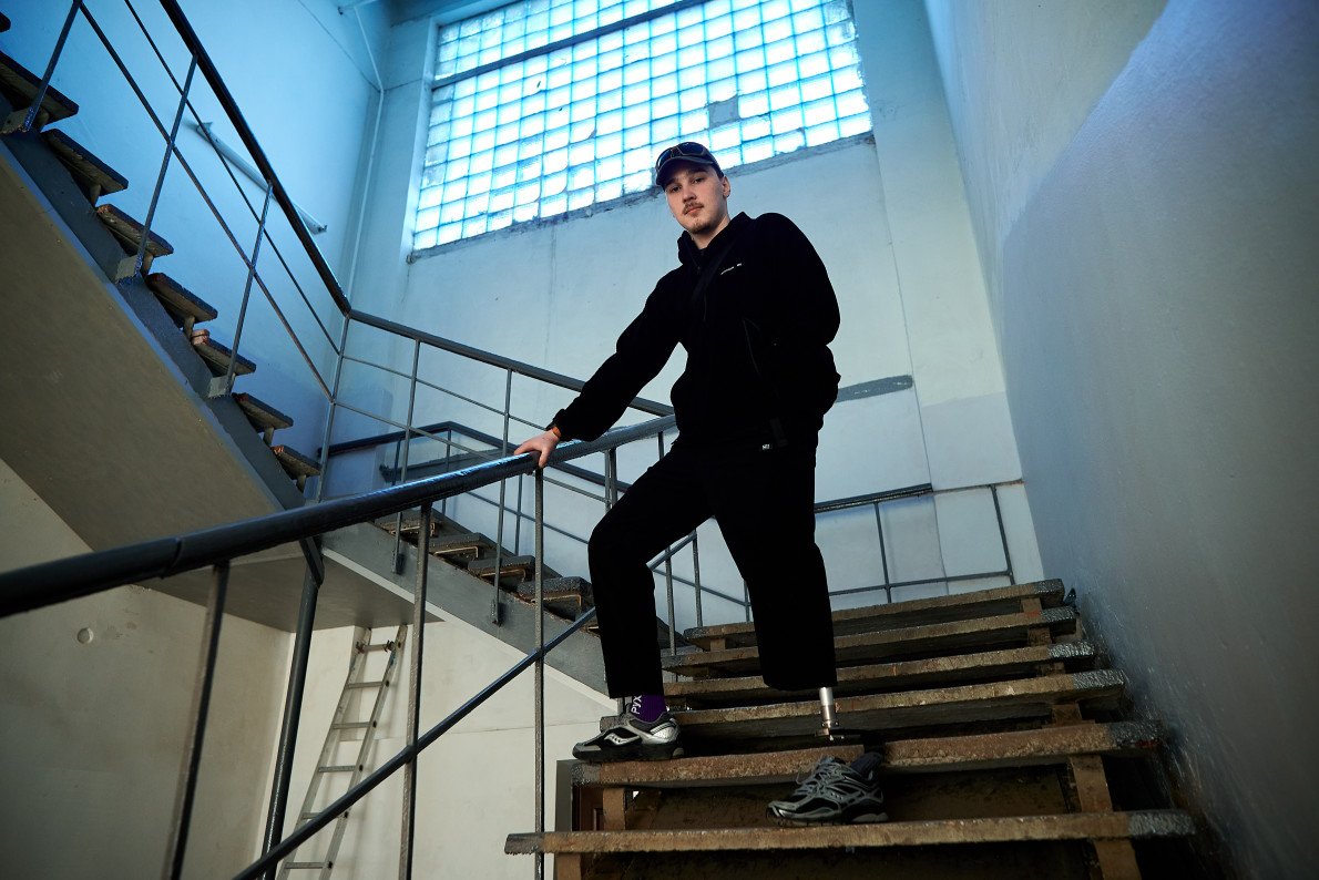 Протягом року реабілітації Олександр докладає максимум зусиль, щоб протез не став перешкодою для його свободи в русі.