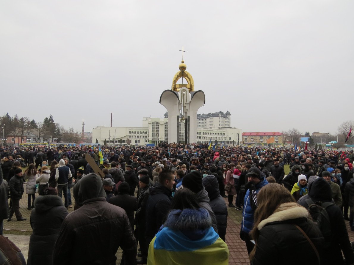 Київський майдан рідко був таким людним. І таким — людяним. Бо стояли за перемогу добра над злом.