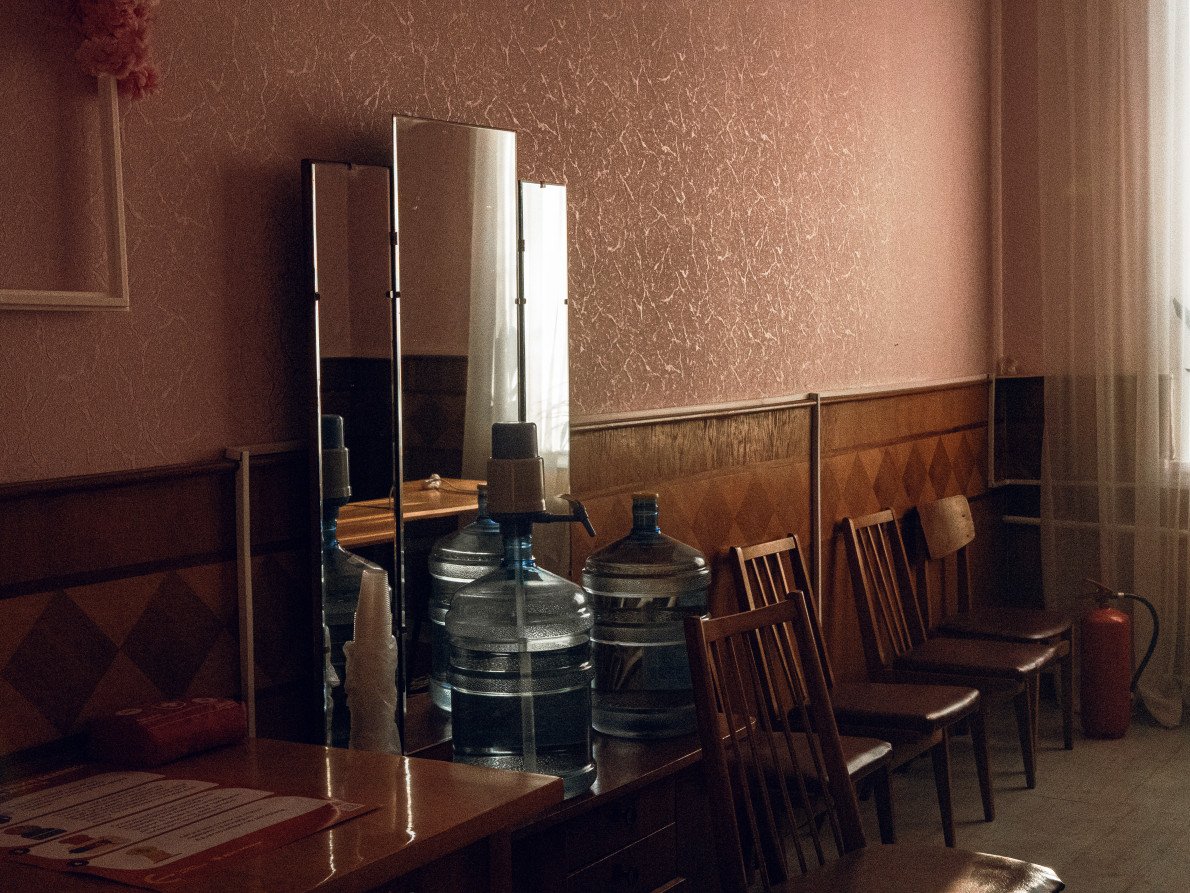 Приміщення Будинку культури зсередини. В обід понеділка — порожнє. Але готове прийняти людей будь-якої миті. 