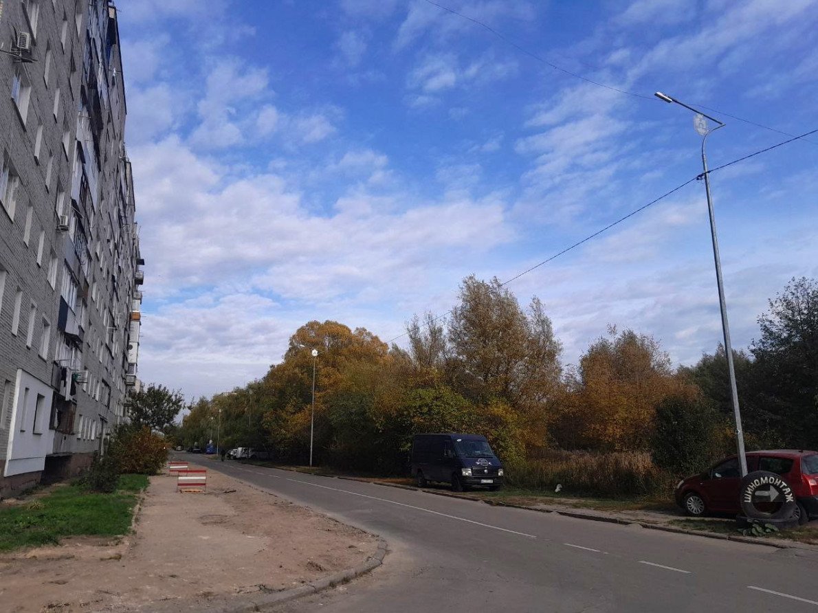 Незабаром територію між школою та стоянкою обгородять будівельним парканом. Фото: misto.media Незабаром територію між школою та стоянкою обгородять будівельним парканом. Фото: misto.media