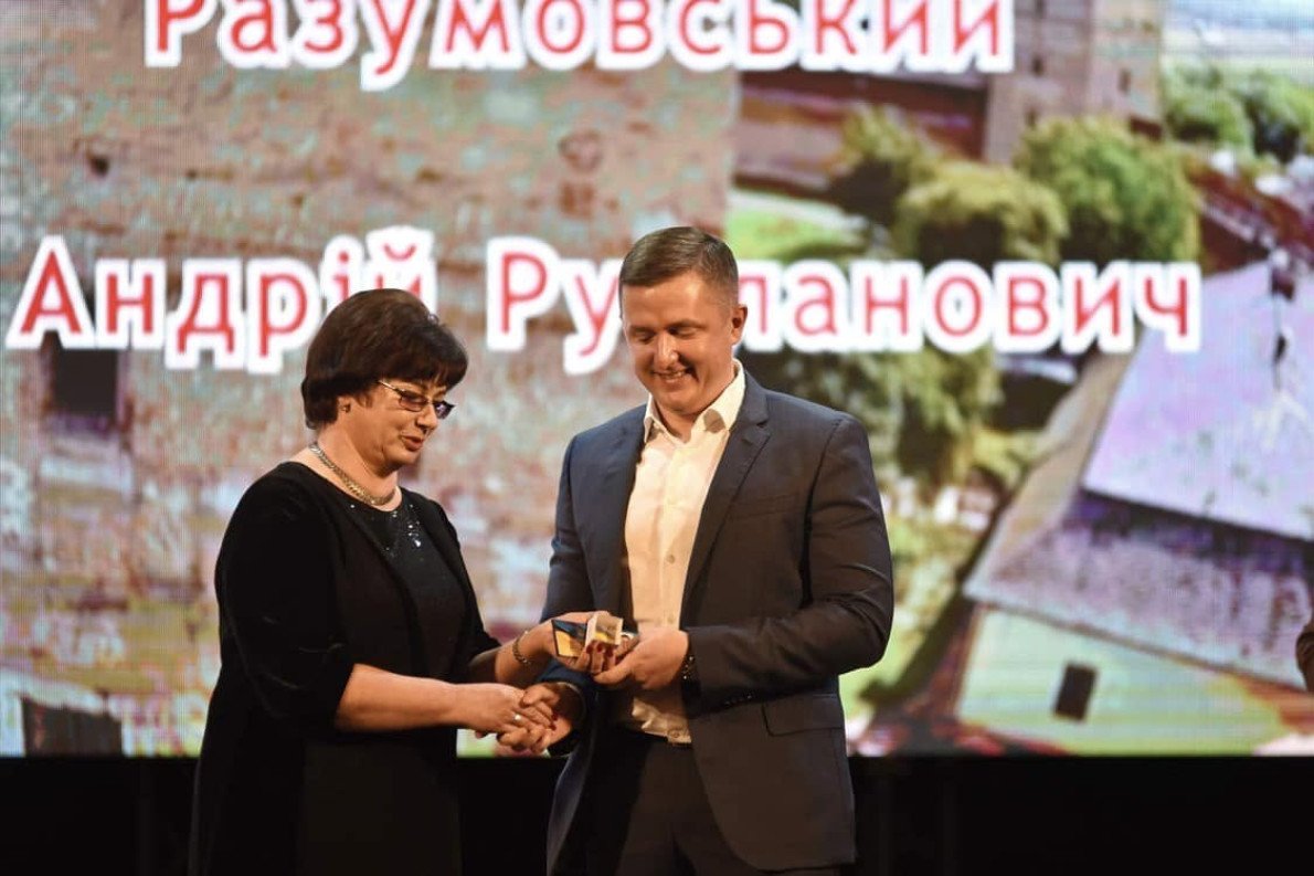 Голова луцької ТВК Марія Парфенюк вручає Разумовському другий депутатський мандат. На виборах він отримав 1 109 голосів, що стало третім кращим результатом у Луцьку.