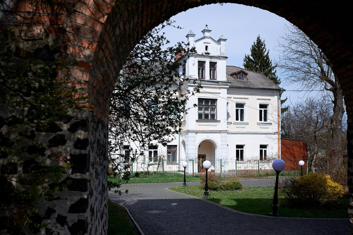 Вулиця Кафедральна, 25. Тепер права частина першого поверху — простір Олександри. Вулиця Кафедральна, 25. Тепер права частина першого поверху — простір Олександри.