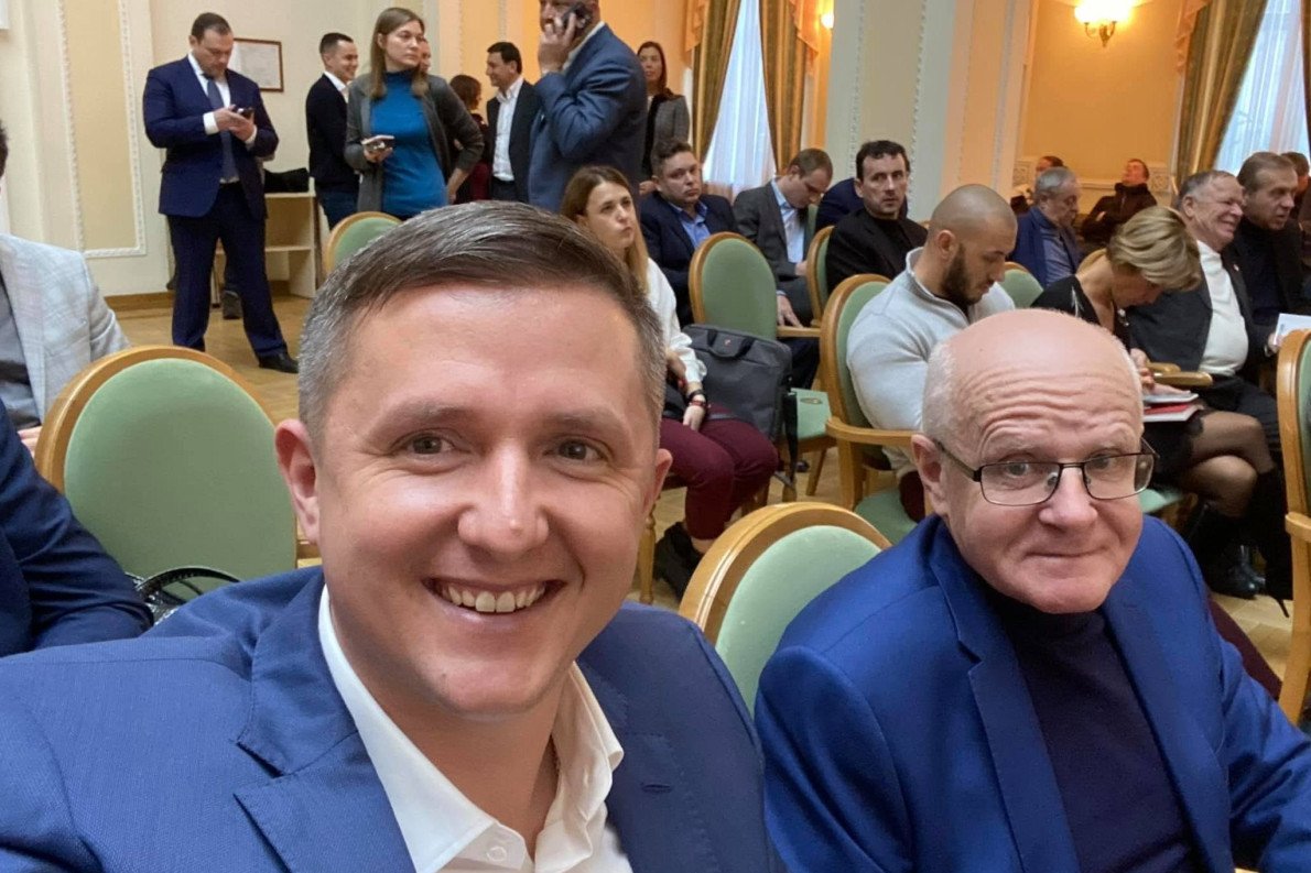 Із батьком Русланом Вайманом. На зустрічі забудовників із прем'єр-міністром. Січень 2020 року.