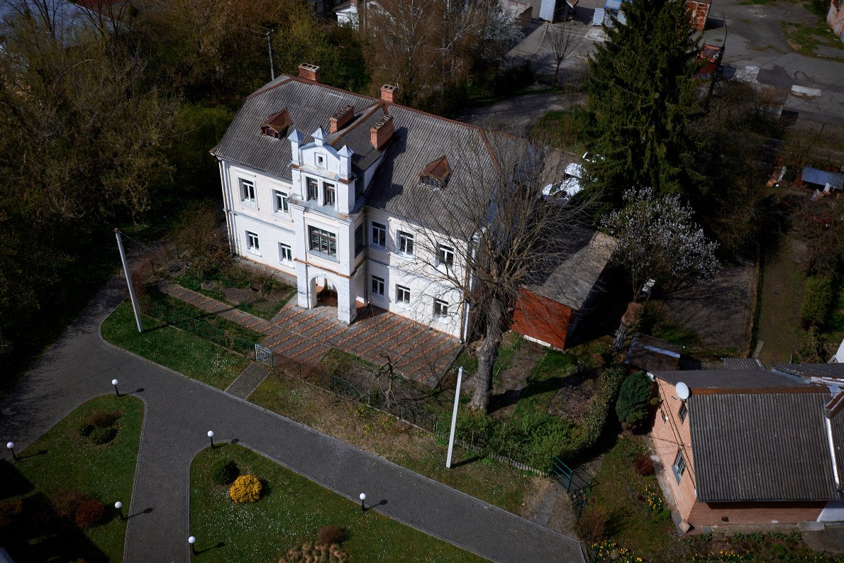 Колись дах будинку був вкритий черепицею, яка, на жаль, не збереглася. А позаду, де зараз ринок, колишні мешканці ловили карасів — там розливався Стир. Колись дах будинку був вкритий черепицею, яка, на жаль, не збереглася. А позаду, де зараз ринок, колишні мешканці ловили карасів — там розливався Стир.