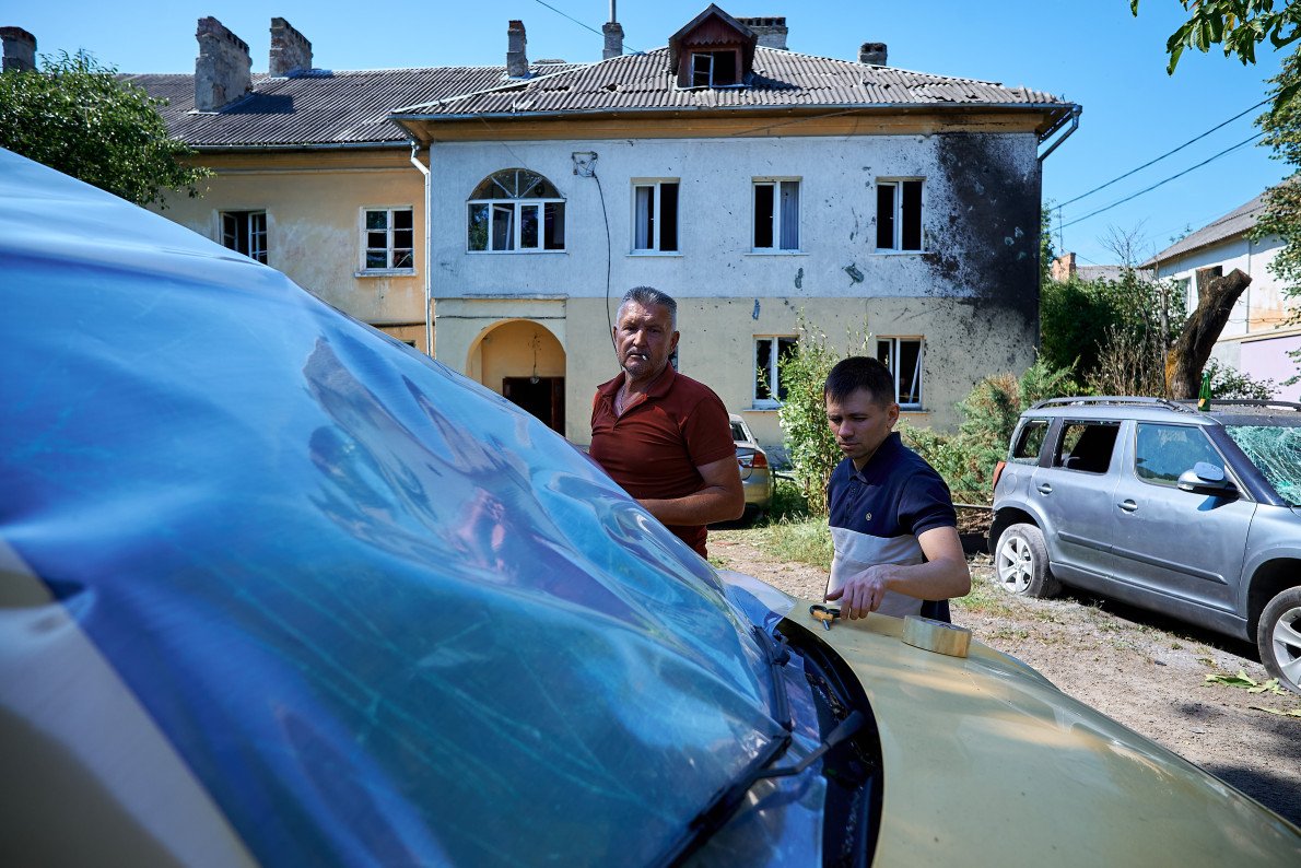 На місці працювала поліція, яка документувала злочин. На місці працювала поліція, яка документувала злочин.