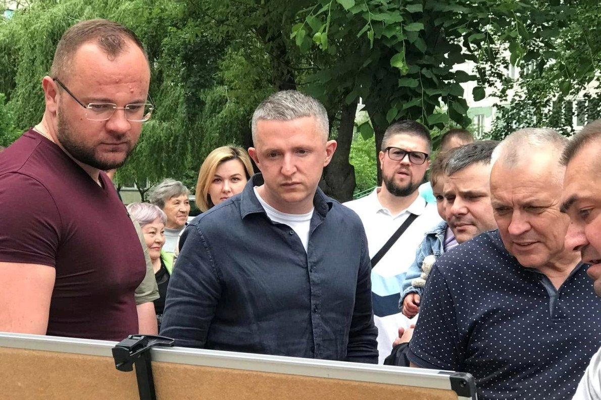 А це — фрагмент із зустрічі депутатської команди із мешканцями луцьких дворів. Говорили про доцільність ремонтів і підземних смітників. 2023 рік.