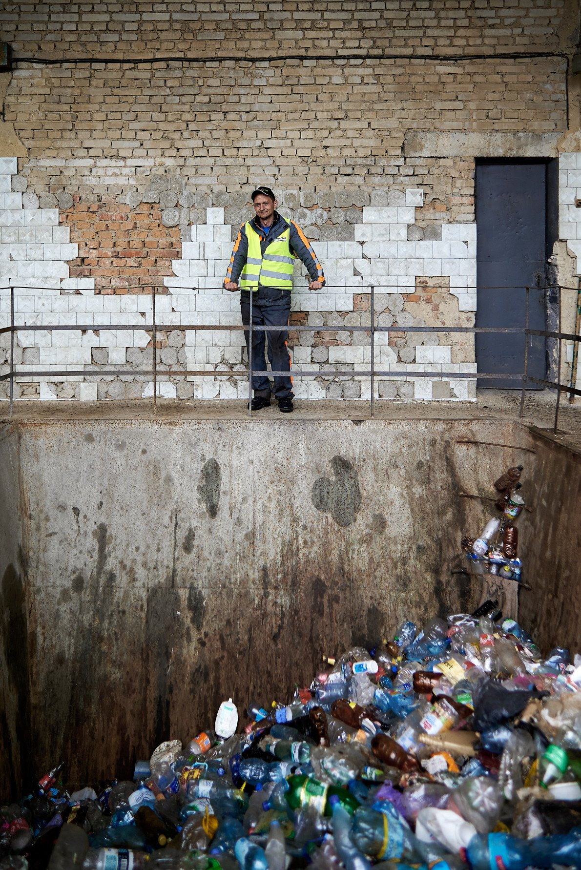 Часто Віталію Сивому доводиться розбирати справжні гори сміття й різноманітного мотлоху. Звалище, за яким не видно горизонту, до вечора перетворються на чисту заметену площу. Крок за кроком світ стає чистішим. Часто Віталію Сивому доводиться розбирати справжні гори сміття й різноманітного мотлоху. Звалище, за яким не видно горизонту, до вечора перетворються на чисту заметену площу. Крок за кроком світ стає чистішим.