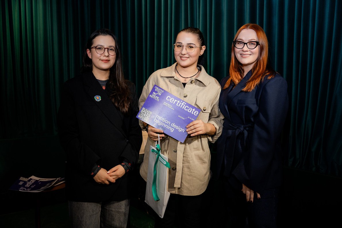 Зліва направо: координаторка Projector Foundation Валерія Пустовіт, випускниця курсу  Motion Design Софія Подвальна та керівниця центру розвитку креативних індустрій «Або Або» Тетяна Зубрик.