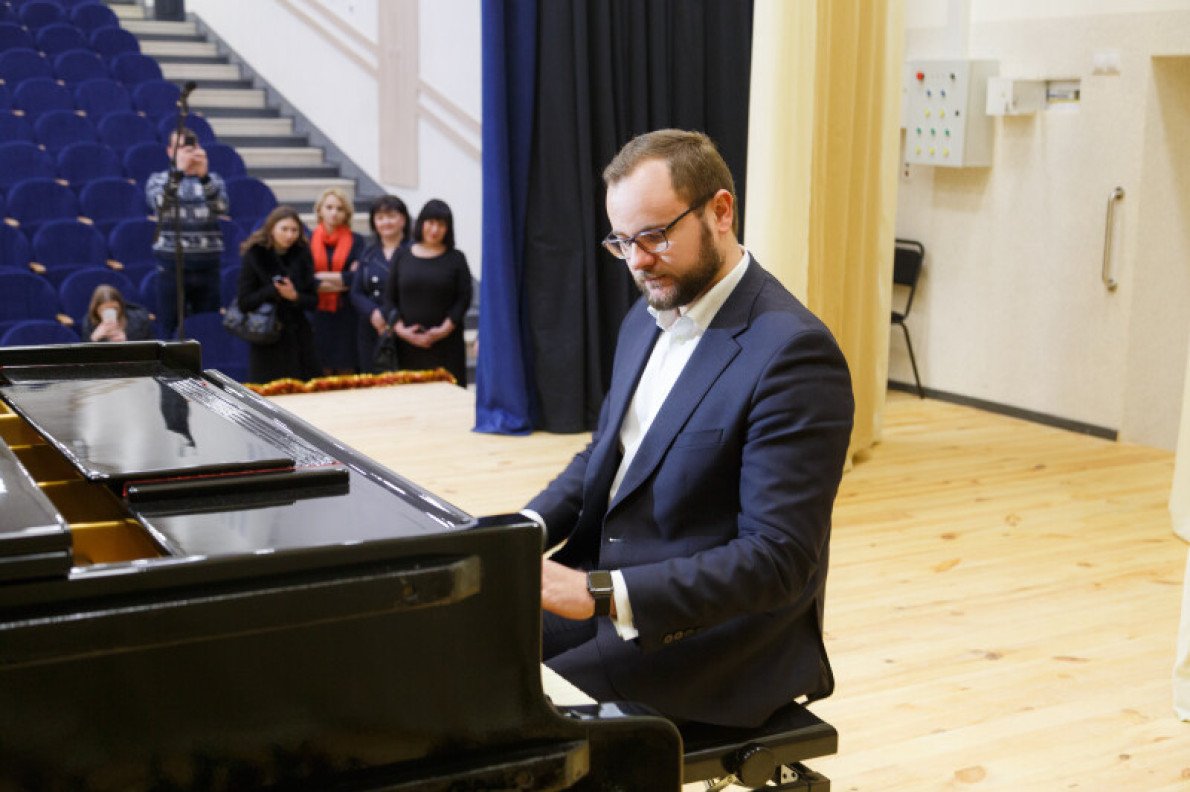 Поліщук розповідав, що під час роботи в міській раді іноді заходив до музичної школи, яка розташована неподалік, щоб в обідню перерву пограти на фортепіано для емоційного розвантаження. Фото: Луцька міська рада. Поліщук розповідав, що під час роботи в міській раді іноді заходив до музичної школи, яка розташована неподалік, щоб в обідню перерву пограти на фортепіано для емоційного розвантаження. Фото: Луцька міська рада.