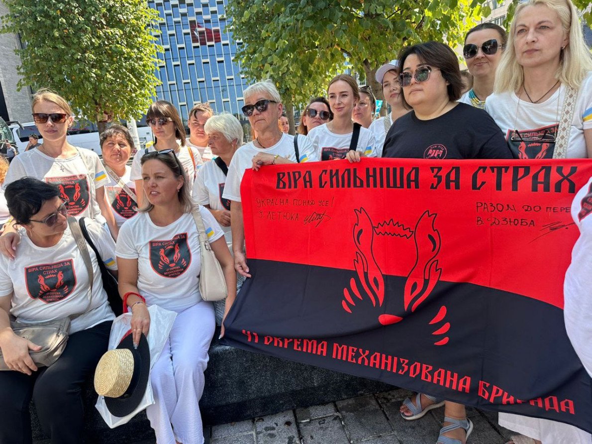 Учасниці акції з України та активістка Українського культурного товариства у Стамбулі Алія Усенова