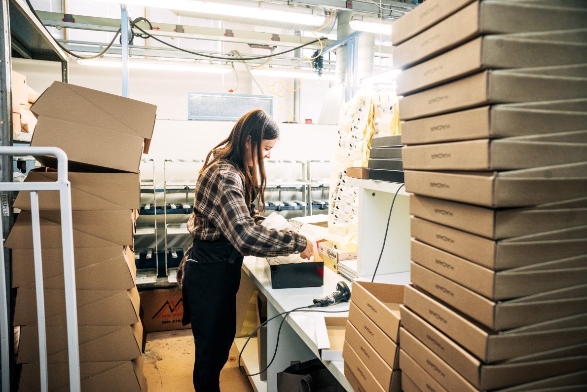 Пакування готового взуття. Фото: Дмитро Лисюк. Пакування готового взуття. Фото: Дмитро Лисюк.