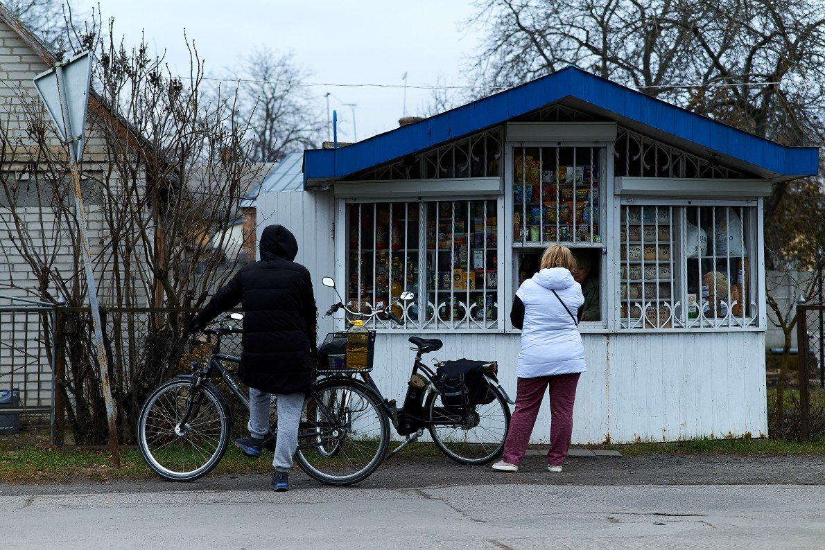 Вулиця знаходиться у житловому районі Красне, який утворився на місці колишніх сіл Красне і Малий Омеляник. Тут й досі переважає індивідуальна забудова і сільський вайб.