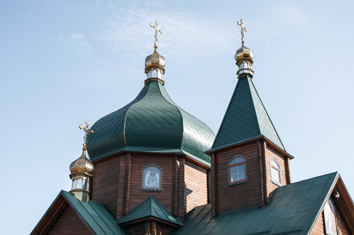 Гострі кути двоскатної покрівлі також додають враження московської церкви, адже українській традиції характерні пологі, м’які кути.