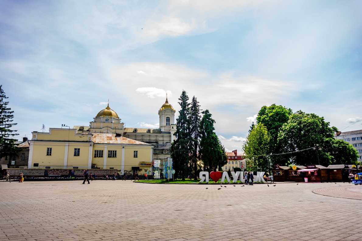 Головні ялинки міста. Червень 2024 р.