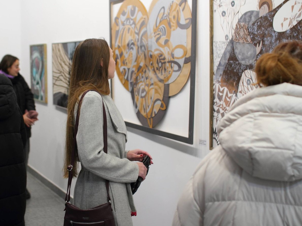 Мистецтво витинанки сьогодні переживає нове дихання: з’явилися зручні сучасні матеріали й інструменти, хоча основа — папір — і далі лишається головним, вимагаючи від майстрів особливої точності та вправності. Мистецтво витинанки сьогодні переживає нове дихання: з’явилися зручні сучасні матеріали й інструменти, хоча основа — папір — і далі лишається головним, вимагаючи від майстрів особливої точності та вправності.