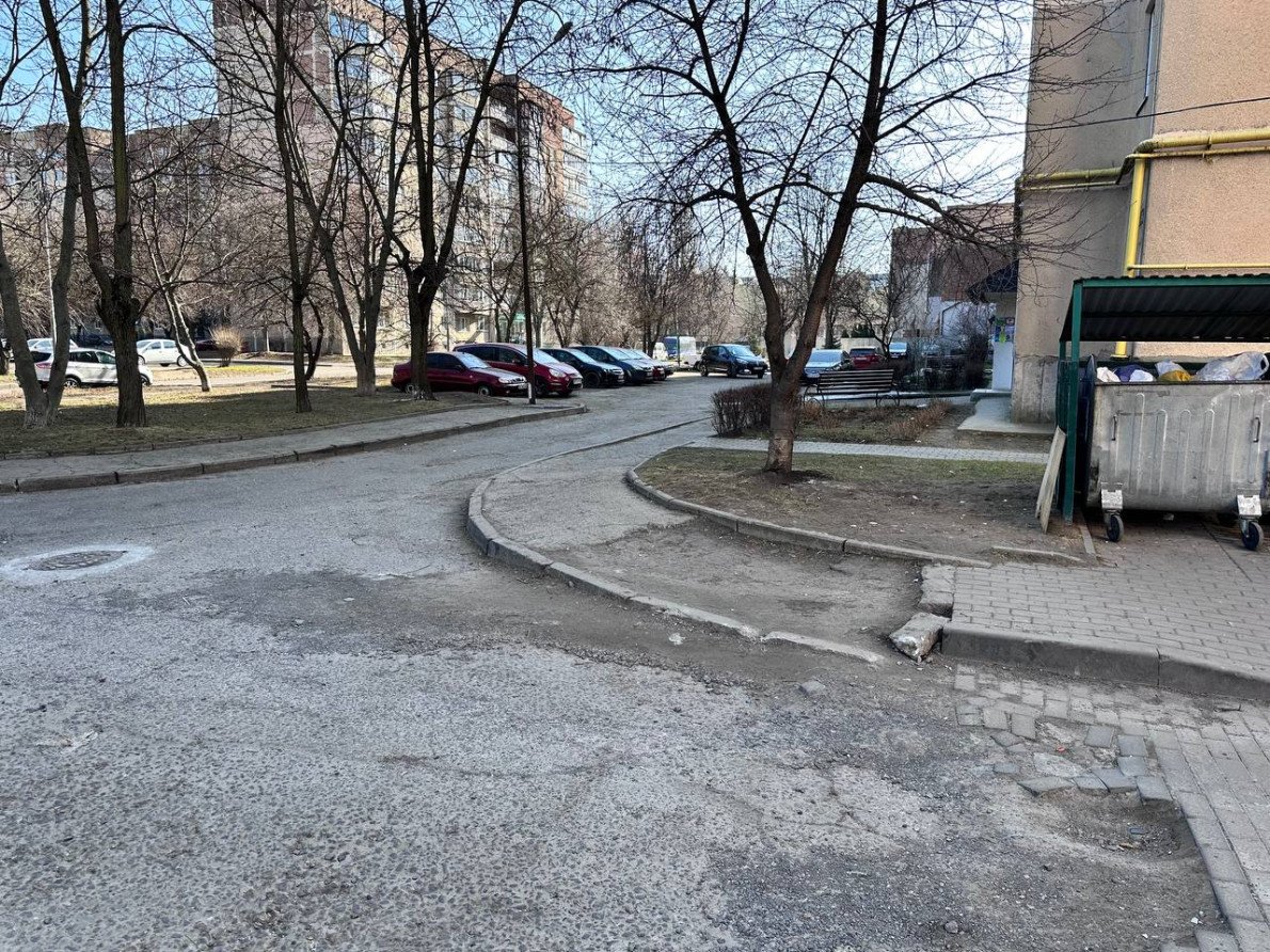 Двір на вул. Героїв добровольців, 6.