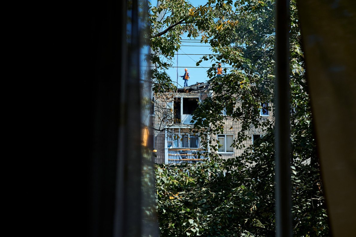 Зранку 26 серпня 2024 року Росія здійснила масовану атаку на українські міста ракетами та безпілотниками. У Луцьку влучання зафіксували у багатоповерховому житловому будинку. Зранку 26 серпня 2024 року Росія здійснила масовану атаку на українські міста ракетами та безпілотниками. У Луцьку влучання зафіксували у багатоповерховому житловому будинку.