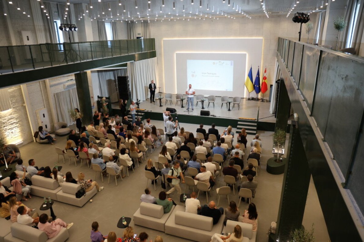 Ігор Поліщук під час відкриття Луцького бізнес-простору влітку 2025 р. Проєкт реконструкції старого кінотеатру «Батьківщина» реалізували завдяки участі в Програмі розвитку ООН (залучили грант понад 900 тис дол.). Фото: Луцька міська рада. Ігор Поліщук під час відкриття Луцького бізнес-простору влітку 2025 р. Проєкт реконструкції старого кінотеатру «Батьківщина» реалізували завдяки участі в Програмі розвитку ООН (залучили грант понад 900 тис дол.). Фото: Луцька міська рада.