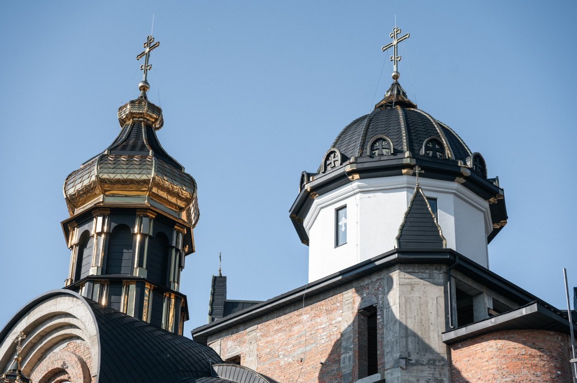 Контрастне поєднання темно-графітового покриття купола із золотими ребрами — сучасна інтерпретація, яка має досить строгий вигляд, але водночас претендує на урочистість