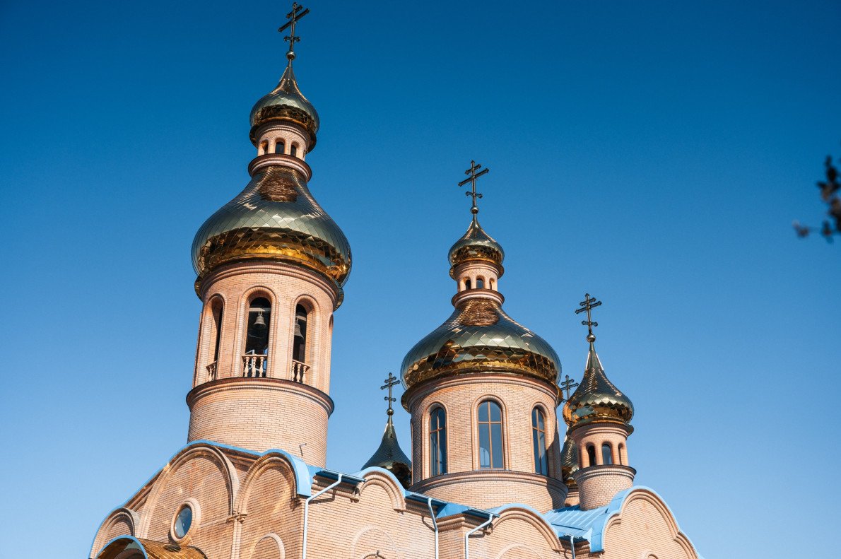 Російське походження церкви видають ширші за основу бані-«цибулини».