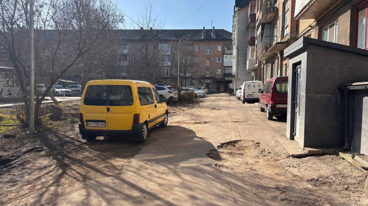 Двір на вул. Шопена, 4.