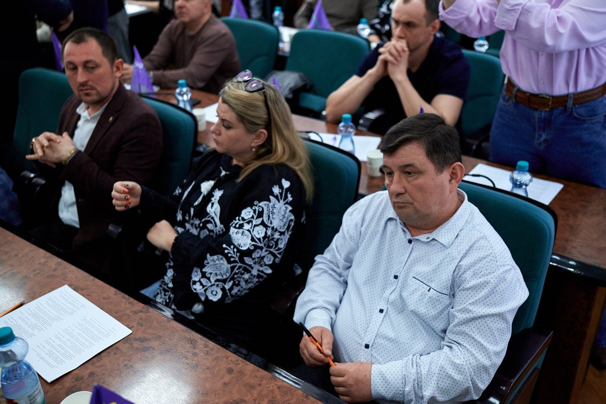 Зажурені «свободівці» Михайло Щур, Алла Жупанюк та Володимир Пшибельський. Обранець і їх колега Микола Федік не прийшов, йому поки що не можна через справу НАБУ. Зажурені «свободівці» Михайло Щур, Алла Жупанюк та Володимир Пшибельський. Обранець і їх колега Микола Федік не прийшов, йому поки що не можна через справу НАБУ.