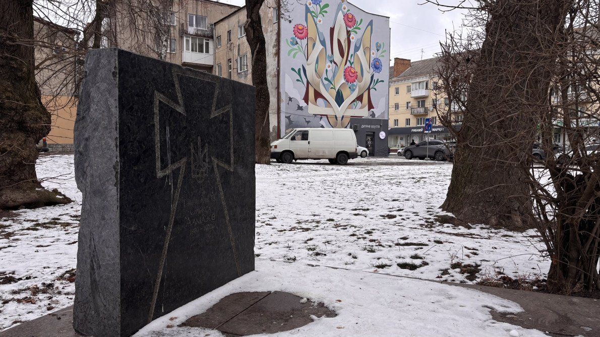 Пам’ятник Олексі Алмазову на ймовірному місці поховання у Луцьку. Фото Тетяна Приймачок.