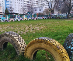 У Луцьку демонтують автомобільні шини у дворах багатоповерхівок
