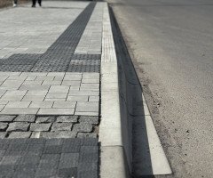 Дорога та тротуар з увігнутим бордюром.