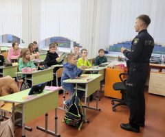 Інспектор безпеки з дітьми у класі.