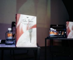 Книга «Столик з видом на Кремль»