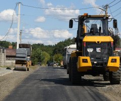 Техніка ремонтує дорогу.