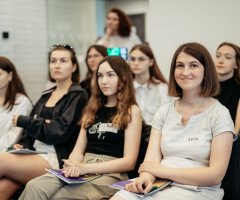 жінки сидять у залі та щось уважно слухають