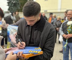 Чоловік підписує прапор