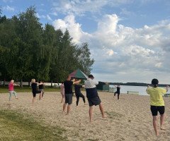 люди на пляжі