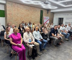 люди сидять у приміщенні
