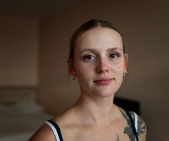 Юна дівчина з татуюванням птаха на плечі.